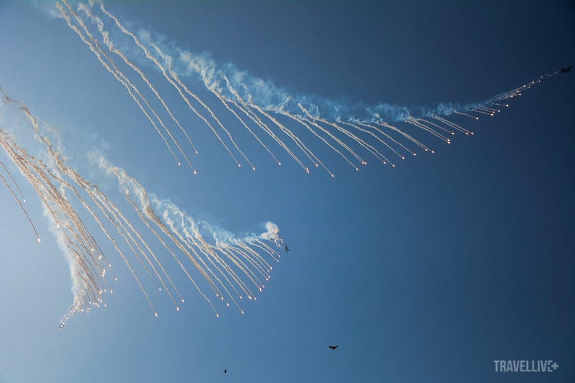 Biên đội Su-30MK2 rẽ mây trời, mở màn lễ diễu binh bằng màn nhào lộn mãn nhãn và thả bẫy nhiệt rực sáng giữa không trung