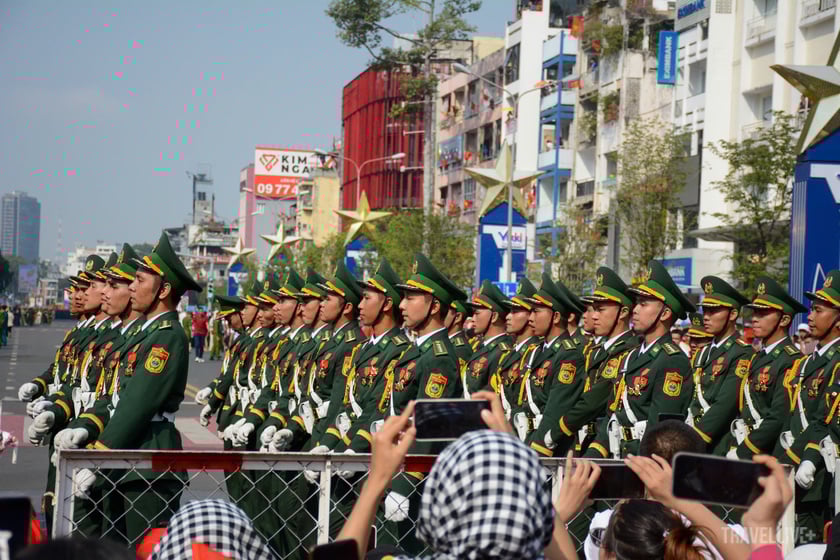 Khối quân đội tiến bước hiên ngang trong tiếng reo hò, cổ vũ của người dân hai bên đường