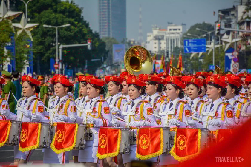 48 khối diễu binh lần lượt sải bước trên các tuyến đường – từ các lực lượng quân đội, công an đến khối quần chúng nhân dân