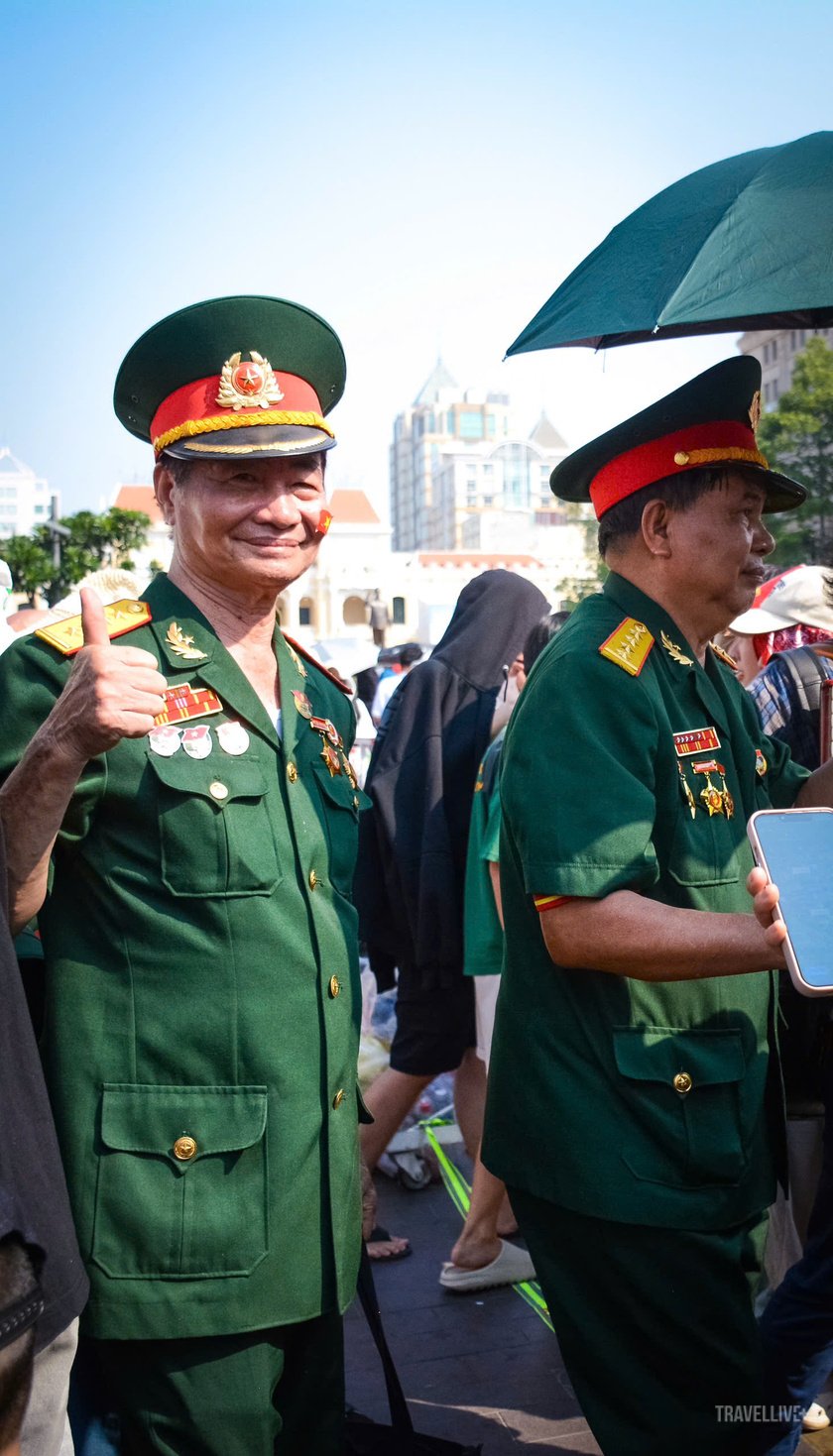 Mỗi lần nhìn thấy hình ảnh các cựu chiến binh đi ngang qua, bên dưới lại vang lên tiếng vỗ tay, lời cảm ơn từ các bạn trẻ... không khí ấy rất xúc động