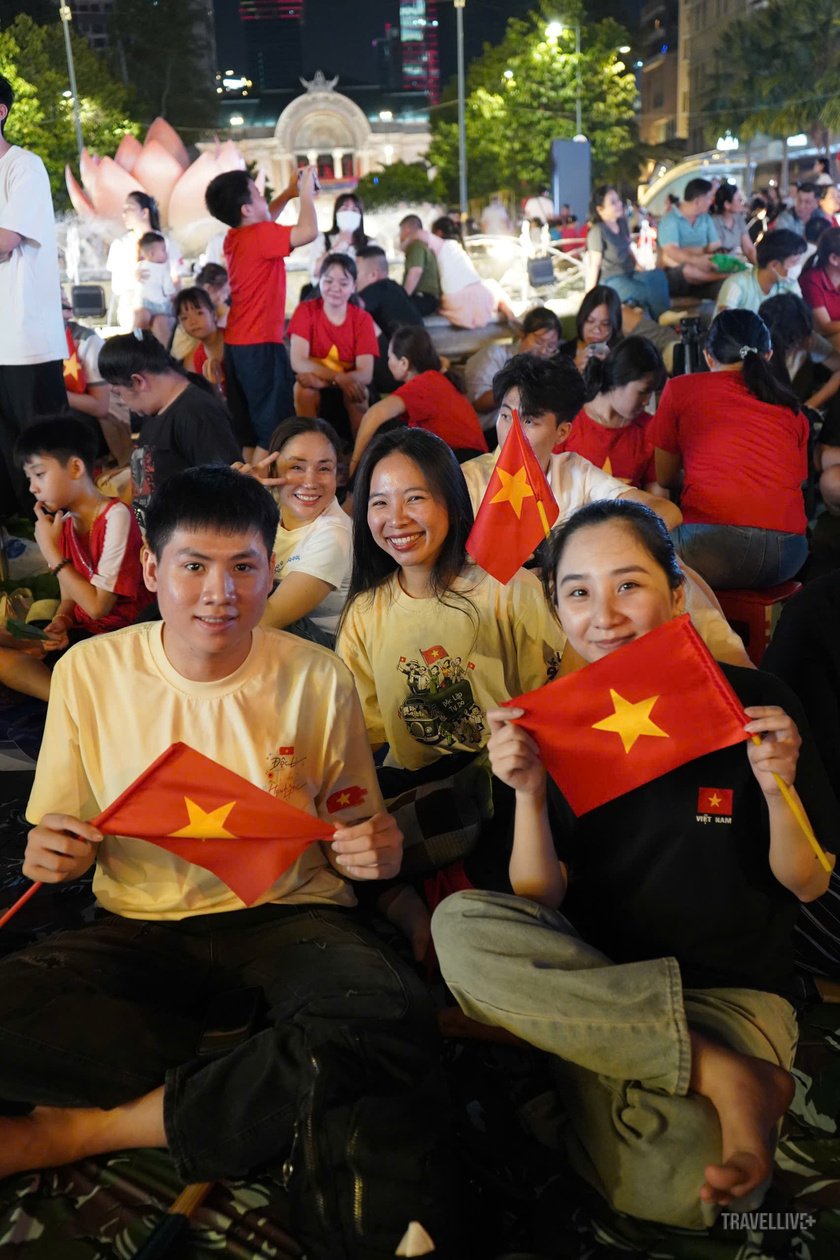 Cùng với người dân thành phố, hàng ngàn người từ các tỉnh khác trên cả nước cũng có mặt từ sớm
