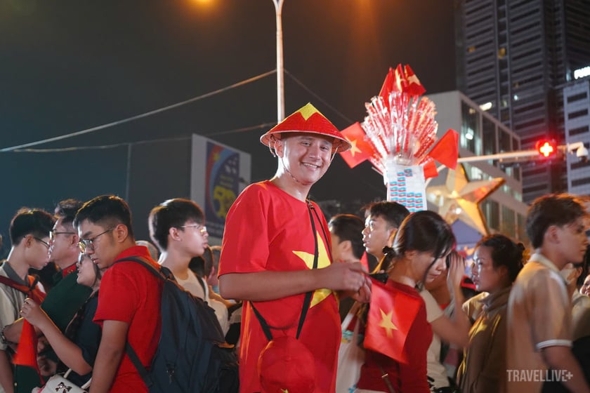 Du khách nước ngoài hoà cùng niềm vui của dân tộc Việt Nam