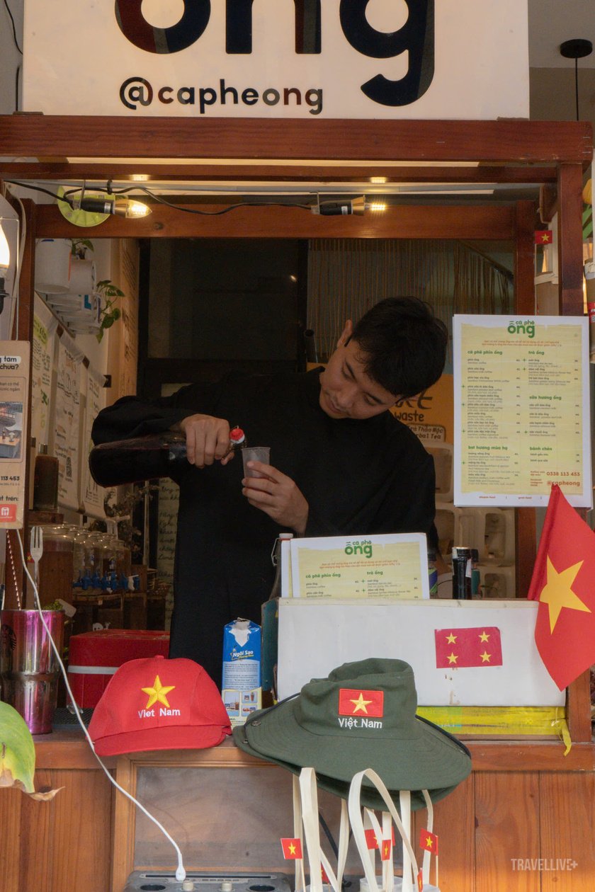 Nguyễn Huỳnh (chủ quán) luôn xuất hiện trong tà áo dài truyền thống