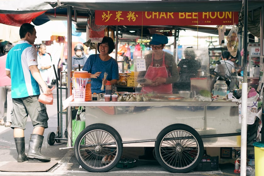 Quả thật, thưởng thức ẩm thực địa phương không chỉ đơn thuần là ăn uống mà còn là một hình thức giao lưu văn hóa