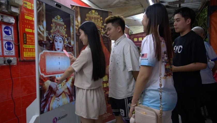 Du khách có thể xin ban phước, nhờ giải quẻ xăm và thỉnh ý kiến bà về các trăn trở cá nhân