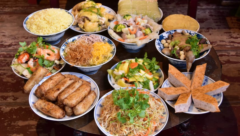 Dẫu có nhiều tranh cãi về giá trị nhưng mâm cỗ Bát Tràng vẫn thu hút nhiều thực khách đến thưởng thức