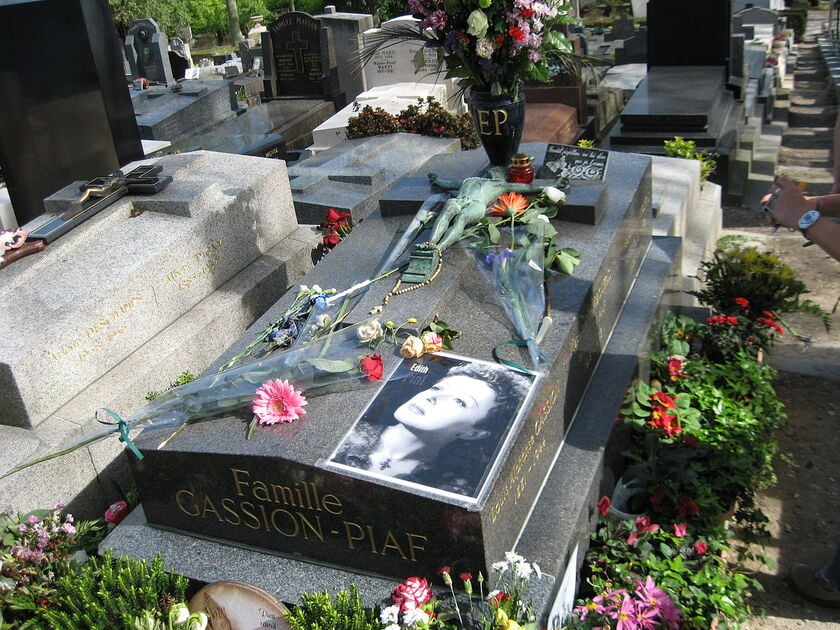 Phần mộ của nữ ca sĩ Pháp Edith Piaf (1915-1963)