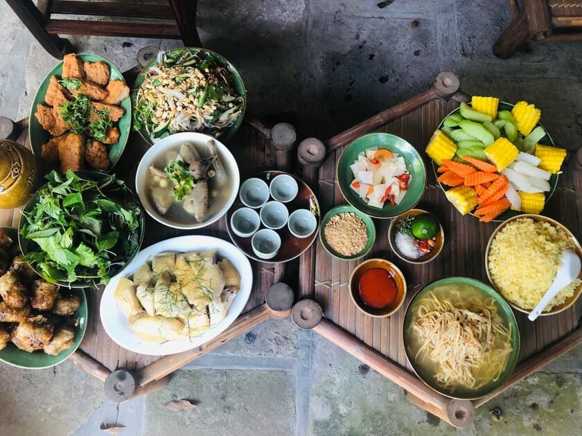 Cỗ Bát Tràng hội tụ nhiều món ngon, được chế biến kỳ công, tỉ mỉ từ đôi tay khéo léo của người dân làng gốm nổi tiếng bao đời