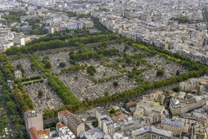 Nghĩa trang Père Lachaise ở Paris được ví như một bảo tàng ngoài trời nhờ vào số lượng lớn các tác phẩm điêu khắc và tượng đài hiện diện khắp khuôn viên rộng 44 hecta của nó