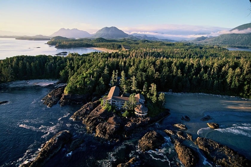 Khách sạn Wickaninnish Inn nằm trên bãi biển Chesterman, Tofino