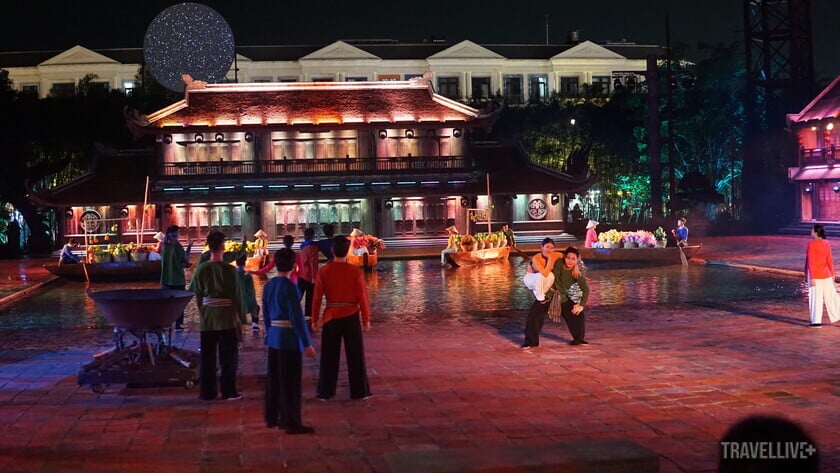 Sân khấu công phu tái hiện văn hóa dân gian vùng ven biển như vũ điệu làng chài, lễ cầu ngư, lễ Nghinh Ông, hoạt động đánh bắt cá...