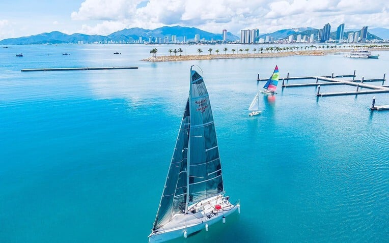 Bến du thuyền quốc tế Ana Marina có diện tích hơn 89ha (gồm 68ha mặt nước), có sức chứa 220 du thuyền, trong đó bao gồm các du thuyền 5 sao và thuyền buồm