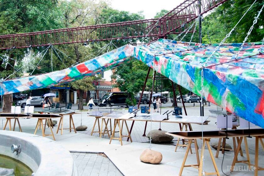 Khi đứng giữa Pavilion, người ta thấy rõ cuộc đối thoại âm thầm giữa ba vật liệu