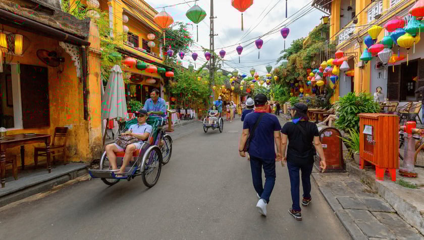 Từ đầu năm tới nay tổng số khách quốc tế đến Việt Nam đạt 7,67 triệu lượt - tăng 23,8% so với cùng kỳ năm trước