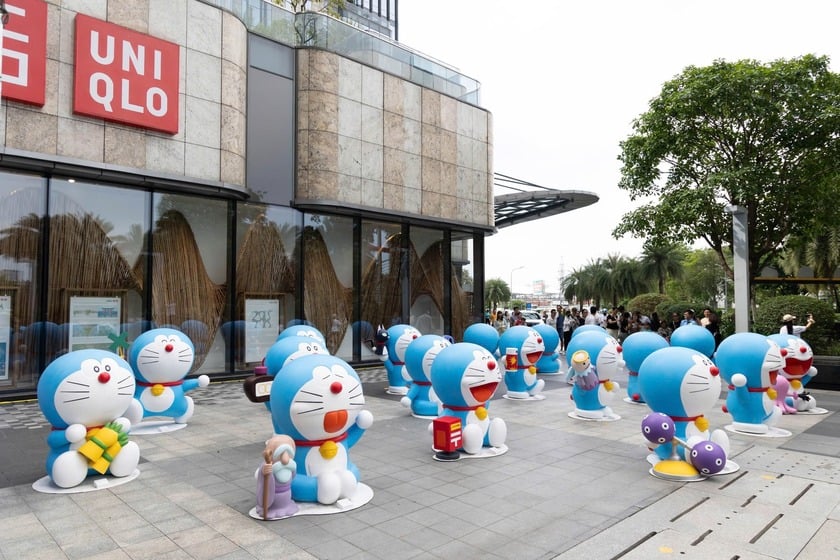 Trưng bày trước sảnh tòa nhà Landmark 81, triển lãm Doraemon đã thu hút đông đảo công chúng với hai mươi mô hình Doraemon đa dạng về vẻ mặt và kích thước