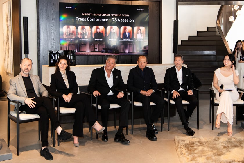 Các đại diện EuroStyle và Minotti cùng trả lời câu hỏi của báo chí