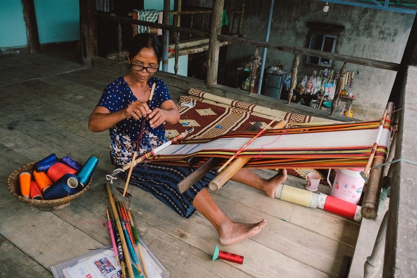 Thăm nhà dệt nổi tiếng của người Bana tại Kontum