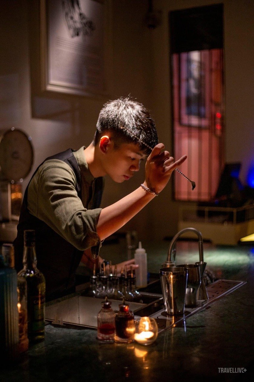 Quầy bar lúc này trở thành “phòng điều chế” với những bartender trong vai trò của những nhà giả kim hiện đại