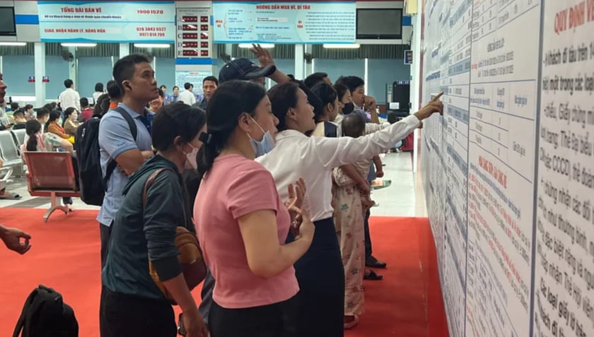 Hành khách làm thủ tục xuất nhập cảnh tại ga Đồng Đăng (Lạng Sơn, Việt Nam) và ga Bằng Tường (Quảng Tây, Trung Quốc)