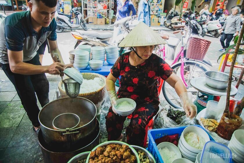 Từ gánh hàng rong giờ đã mở 2 cơ sở đối diện nhau