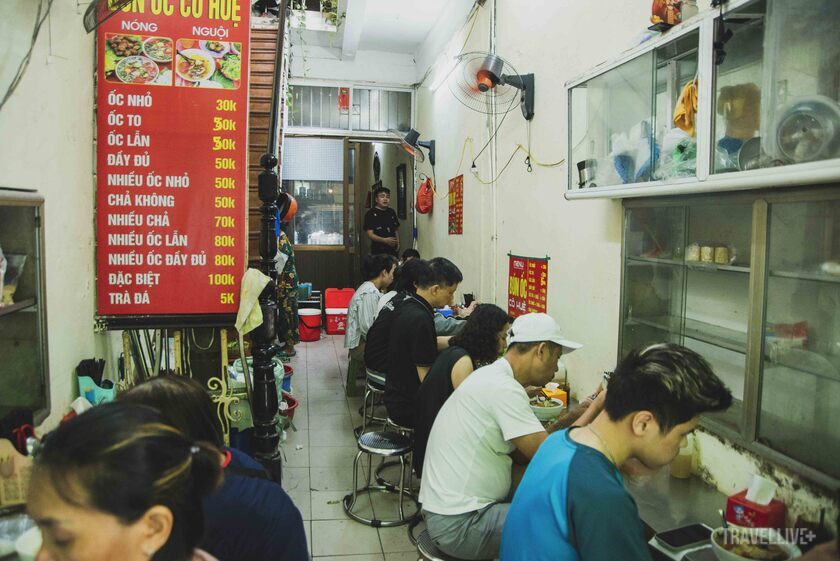 Khách ra vào liên tục lúc nào cũng kín chỗ