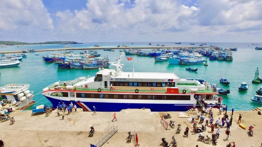 Du khách cần di chuyển đến cảng Phan Thiết rồi đi tàu cao tốc đến Phú Quý