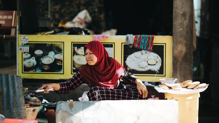 Lò bánh nghi ngút khói mỗi sớm, nơi cô Rofiah bắt đầu một ngày mới bằng mùi thơm ngọt ngào từ thốt nốt