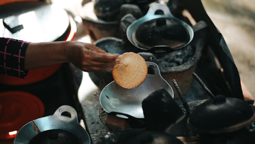 Bánh bò thốt nốt nướng vừa chín tới, vàng ruộm, xốp mềm và thơm lừng hương nắng Châu Giang