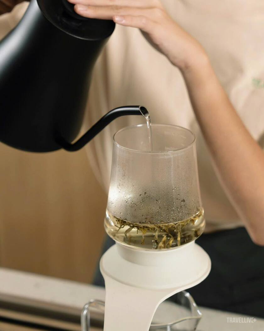 Khoảnh khắc rót trà – âm thanh của sự an yên