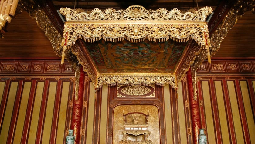 Một du khách đã mua vé vào tham quan di sản cố đô Huế, sau đó bất ngờ lẻn vào khu vực giới hạn của điện Thái Hòa, leo lên ngai vàng triều Nguyễn, liên tục có những biểu hiện bất thường rồi sau đó còn bẻ gãy ngai vàng