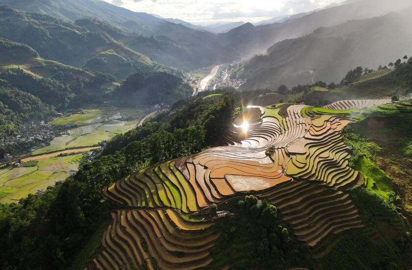 Nhìn từ trên cao, ruộng bậc thang mùa nước đổ hiện lên như một bức tranh khảm sống động với những mảng màu đan xen, chỗ ánh nước loang loáng như gương, chỗ là lớp đất nâu ẩm, chỗ đã phủ xanh mạ non. Sự pha trộn giữa màu trời, màu đất và màu cây cối tạo nên vẻ đẹp cuốn hút, khiến du khách không khỏi ngỡ ngàng
