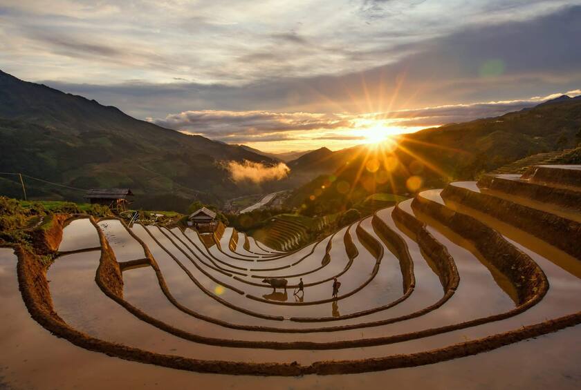 Những ngày này, những cơn mưa đầu mùa đang đổ nước tràn đầy các thửa ruộng bậc thang ở Mù Cang Chải. Nước loang dần theo từng bậc ruộng, phản chiếu ánh mặt trời, tạo nên một bức tranh thiên nhiên lấp lánh giữa núi rừng Tây Bắc