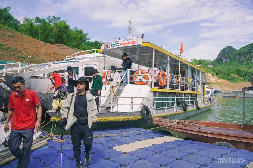 Đi đò để đến với điểm bắt đầu hành trình