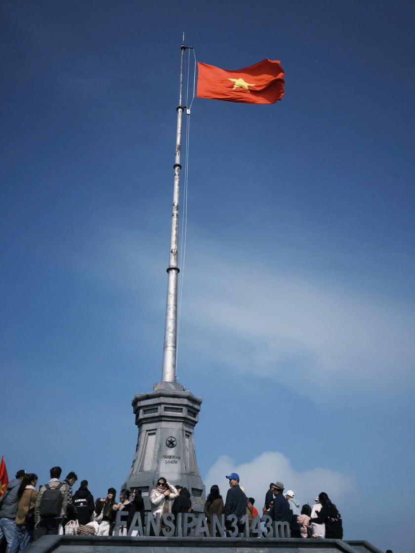 Là cảm giác hạnh phúc vô cùng khi được chứng kiến lá cờ đỏ sao vàng tung bay phấp phới ở độ cao 3000 mét