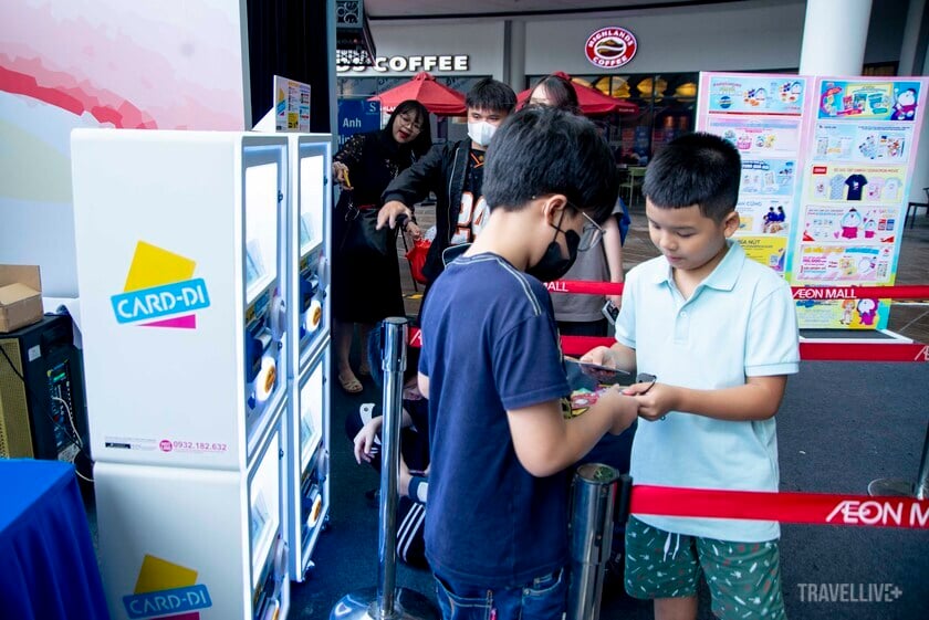 Khu vực “gacha” - nơi người tham quan có thể thử vận may để nhận về những chiếc thẻ bài phiên bản giới hạn
