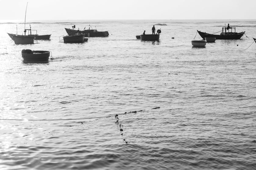 Âm thanh sóng vỗ, tiếng nói cười rộn rã tạo nên bản giao hưởng bình minh đặc trưng của làng chài