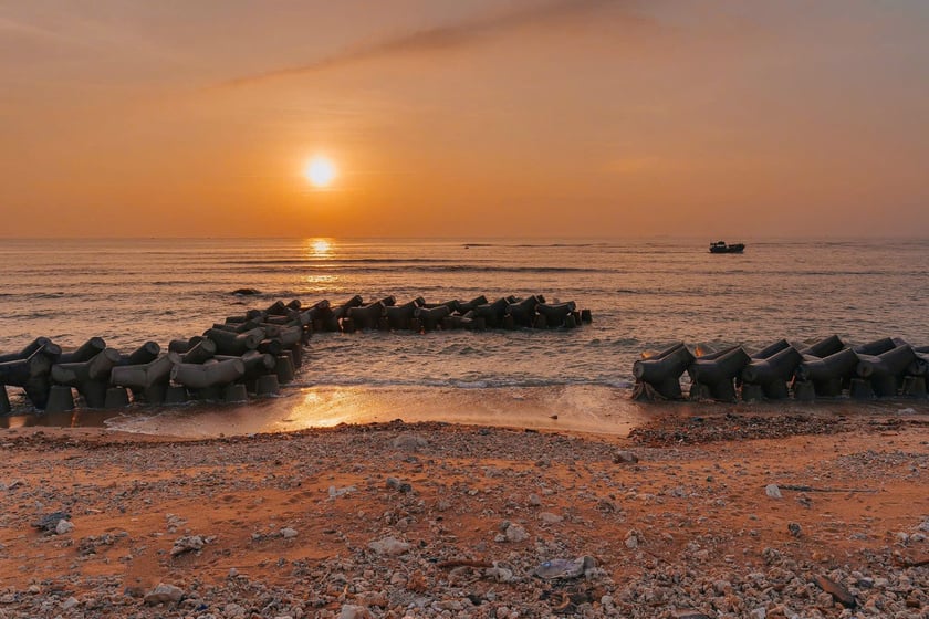 Bình minh nhuộm vàng bờ kè Thái An, nơi nhịp sống làng chài bắt đầu trong sự yên ả