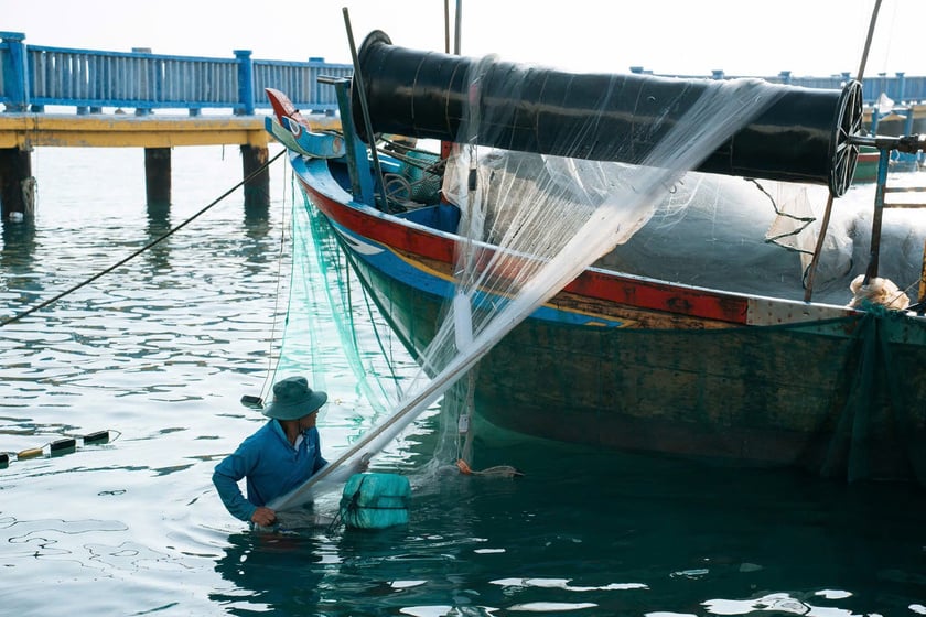Nụ cười hiền hậu của người dân làng chài là điều khiến du khách lưu luyến mãi không quên