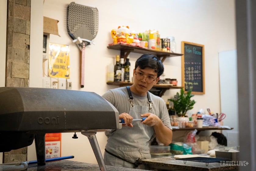 Không gian quán nhỏ, ấm, chỉ vừa đủ cho vài chiếc bàn và những cuộc chuyện trò vừa vặn