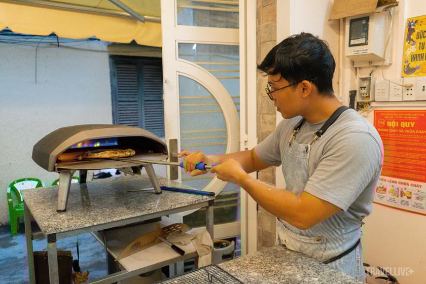 Mỗi chiếc bánh được làm hoàn toàn thủ công – từ bột nhào đến lửa nướng, không qua máy móc