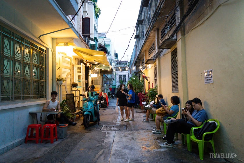 Khách đến, gọi bánh, chờ trong sự thong dong