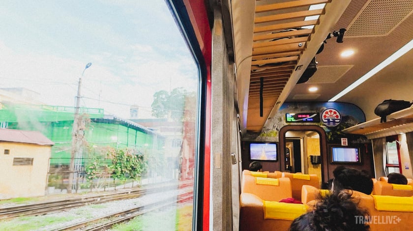 Trên chuyến tàu Hoa phượng đỏ