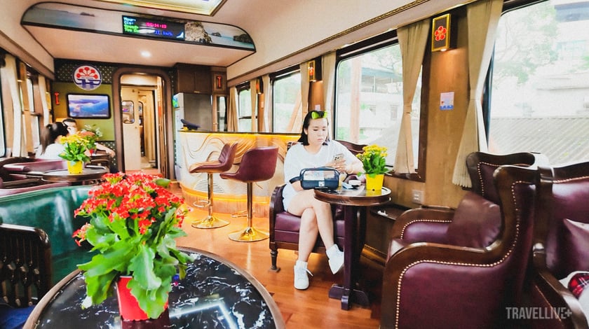 Khoang thương gia có cả quầy bar phục vụ đồ uống cho hành khách