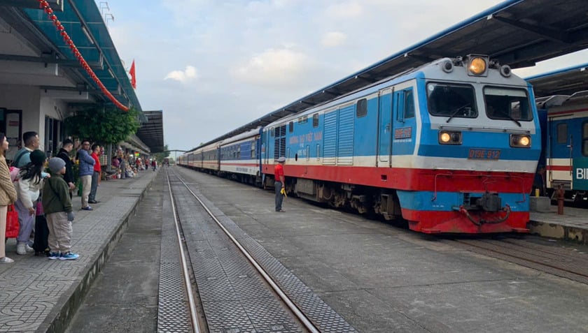 Hành trình tàu được thiết kế để đưa du khách tham quan và check-in tại hai địa danh nổi bật của TP Quy Nhơn là Tháp Đôi cổ kính và Cầu Luật Lễ thơ mộng, góp phần tôn vinh giá trị văn hóa – lịch sử của địa phương