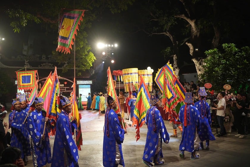 Du khách trải nghiệm tour đêm còn được tham quan, tìm hiểu các không gian về trà đạo, thư pháp, đồ đồng, cổ phục; mua sắm các sản phẩm lưu niệm gắn với đền Quán Thánh