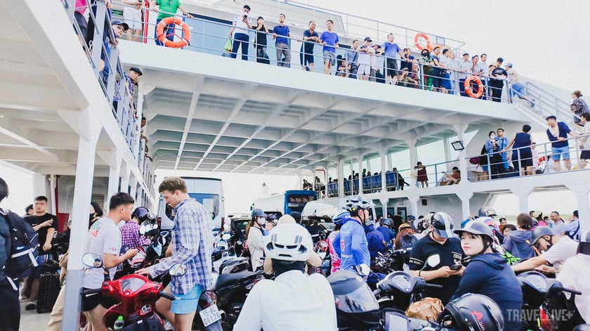 Sức chứa của phà khá lớn, có thể chở lên đến hơn 10 ô tô, hàng chục xe máy và hàng trăm hành khách