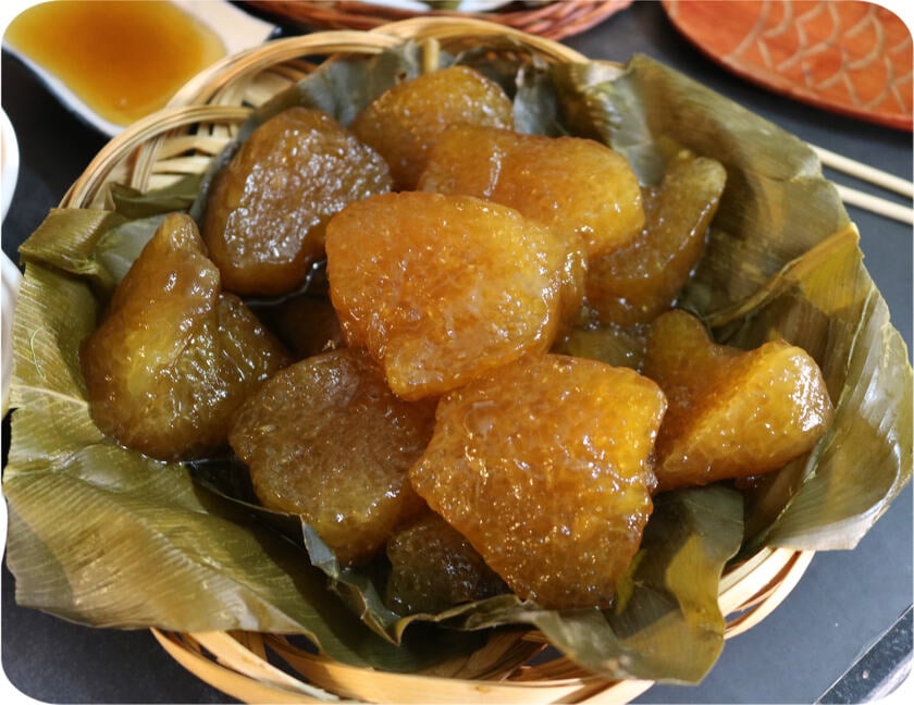 Bánh gio có vị thanh, quện với đường mật tạo nên món ăn vừa mát trong những ngày hè, vừa đậm đà hương vị quê hương