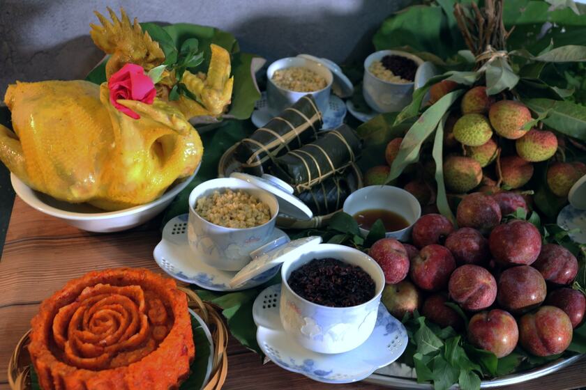 Mâm cúng Tết Đoan Ngọ thường đơn giản mà hài hòa, chủ yếu gồm trái cây theo mùa, bánh trái truyền thống