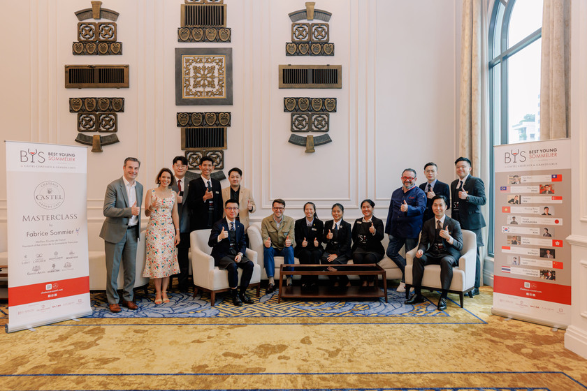Top 10 thí sinh cùng đại diện từ Castel Châteaux & Grands Crus và Trưởng ban Giám khảo, Fabrice Sommier, MOF (Meilleur Ouvrier de France - Thợ thủ công xuất sắc nhất nước Pháp trong lĩnh vực Sommelier) và Chủ tịch Hiệp hội Sommelier Pháp