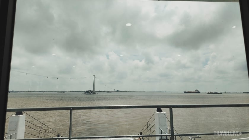 Qua khung cửa kính trên phà